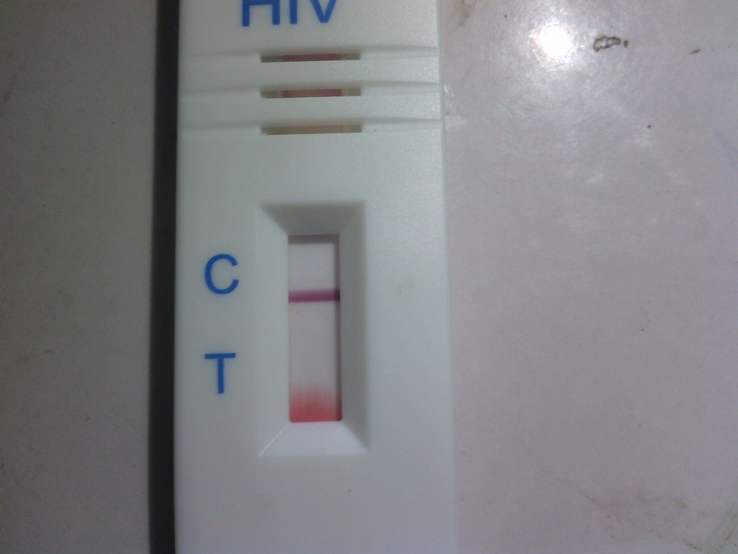 麻烦专家帮我看看艾滋测试纸显示的是不是阳性拜托专家仔细看看